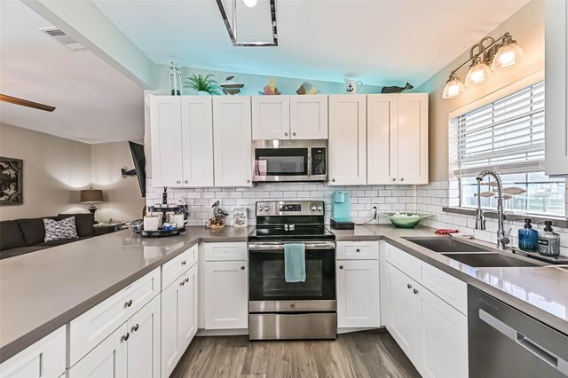 4126 Reeves Drive, Galveston, TX 77554