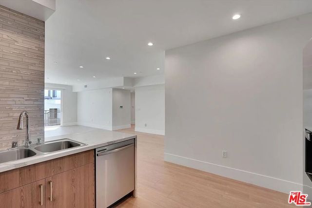 14419 Riverside Drive 306, Sherman Oaks, CA 91423
