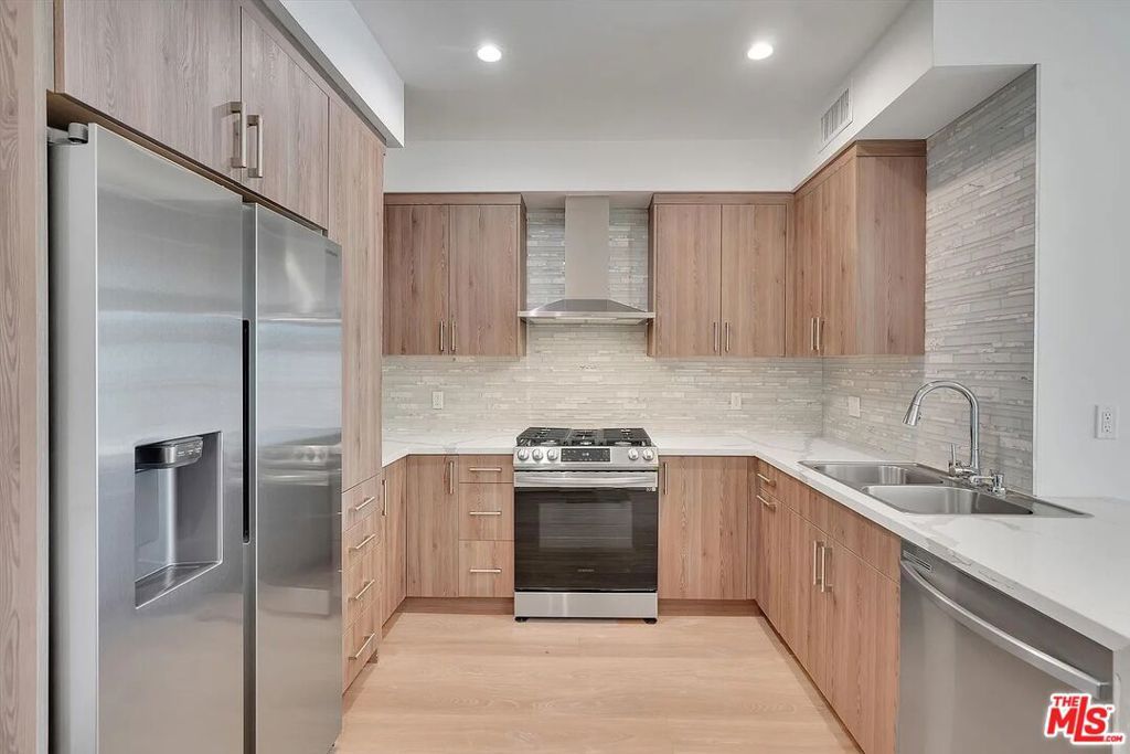 14419 Riverside Drive 306, Sherman Oaks, CA 91423