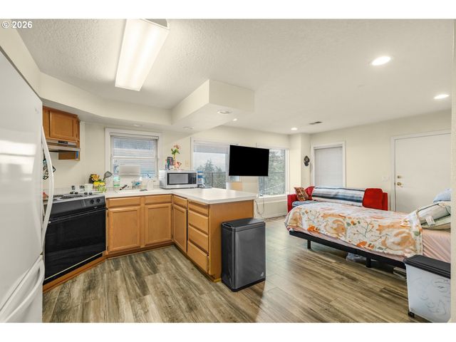 9101 Ne CLIFF St, Portland, OR 97220