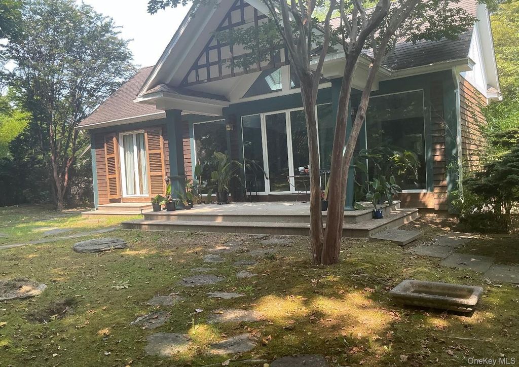 160 Pelletreu Street, Southampton, NY 11968