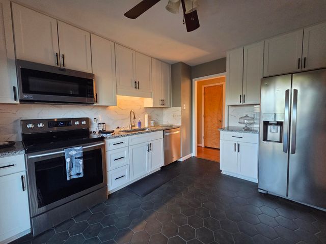 1055 Broadhill DR, Vinton, VA 24179