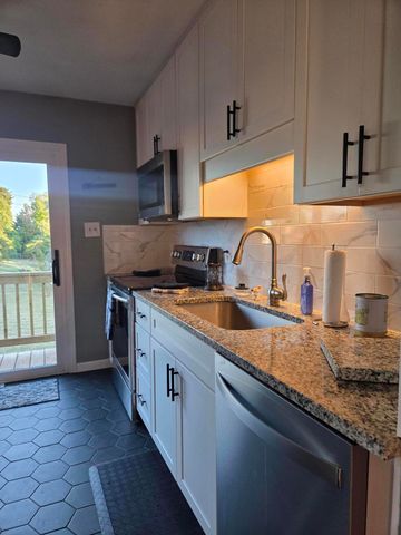 1055 Broadhill DR, Vinton, VA 24179
