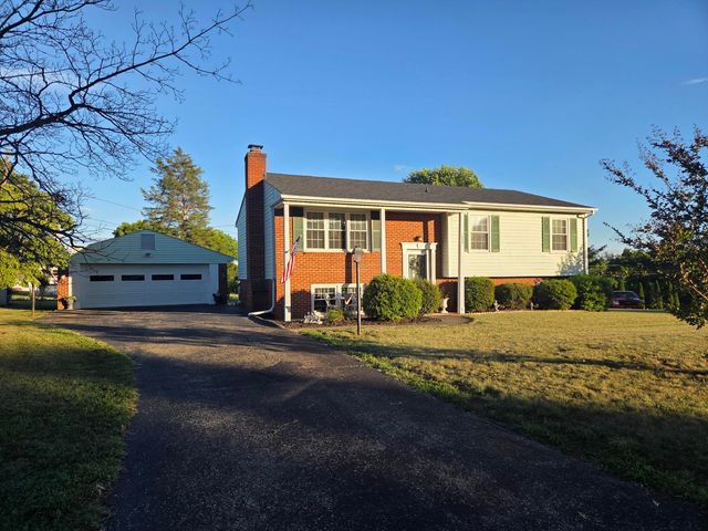 1055 Broadhill DR, Vinton, VA 24179