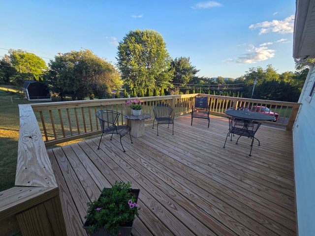 1055 Broadhill DR, Vinton, VA 24179