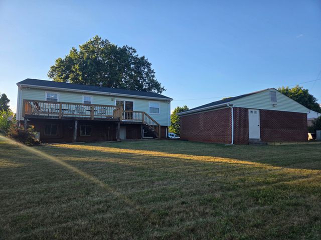 1055 Broadhill DR, Vinton, VA 24179