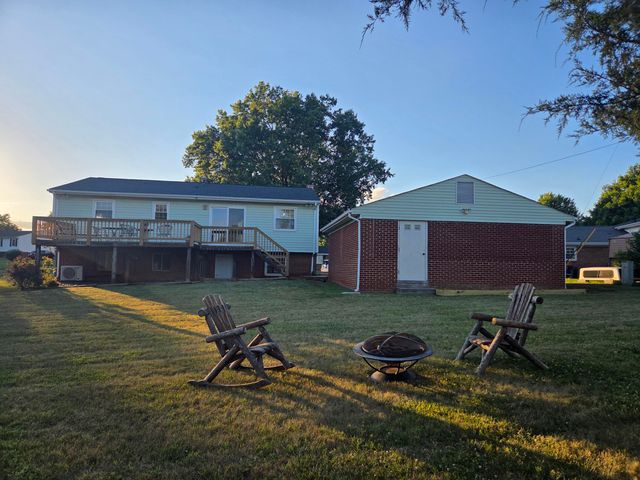 1055 Broadhill DR, Vinton, VA 24179