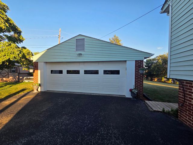 1055 Broadhill DR, Vinton, VA 24179