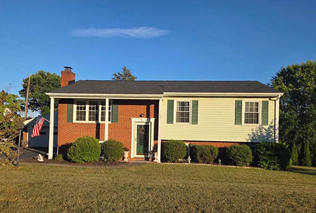 1055 Broadhill DR, Vinton, VA 24179