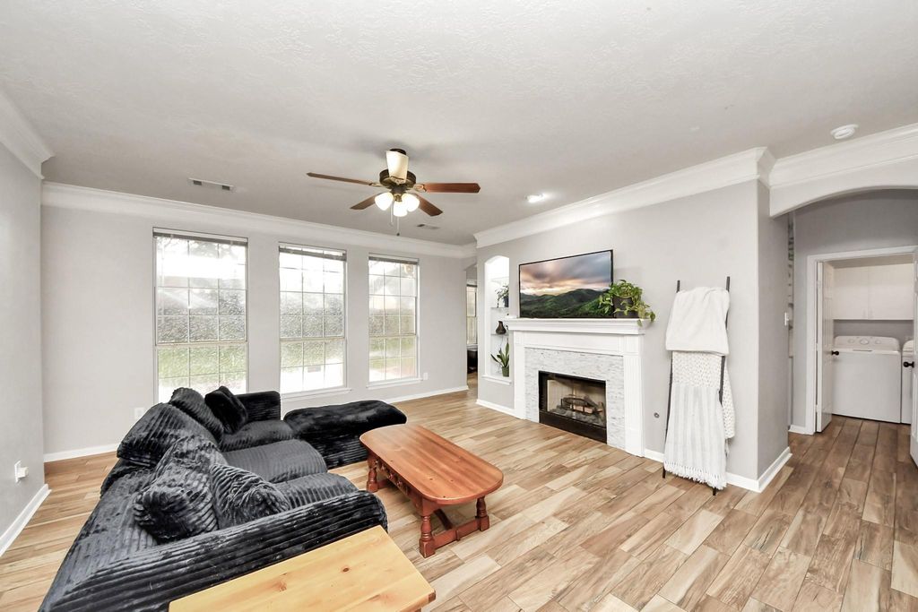 Image 11 of property listing at 1406 Lamplight Trail Drive, Katy, TX 77450