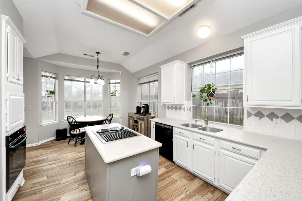 Image 12 of property listing at 1406 Lamplight Trail Drive, Katy, TX 77450