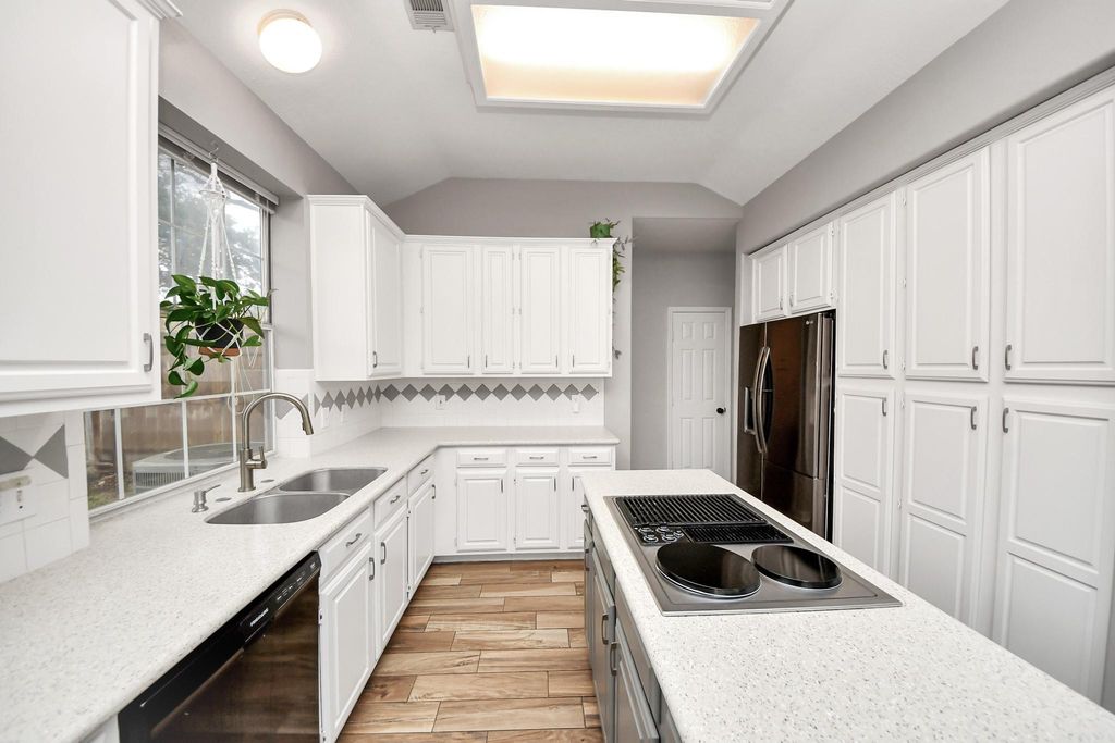 Image 14 of property listing at 1406 Lamplight Trail Drive, Katy, TX 77450