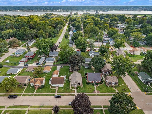 2817 Bellevue Avenue, Bettendorf, IA 52722