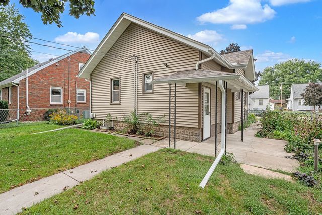 2817 Bellevue Avenue, Bettendorf, IA 52722