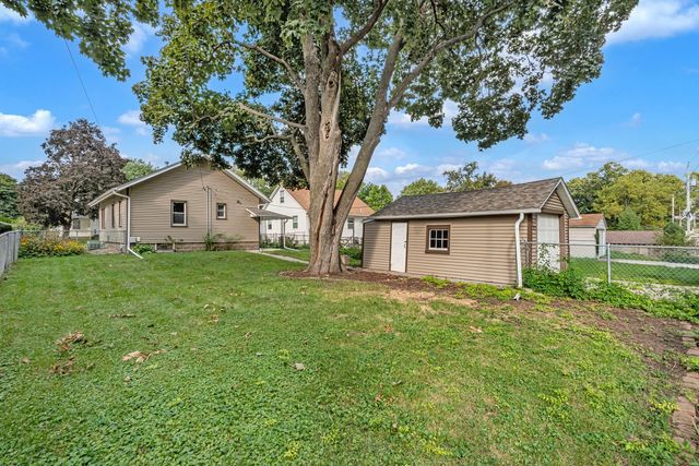 2817 Bellevue Avenue, Bettendorf, IA 52722