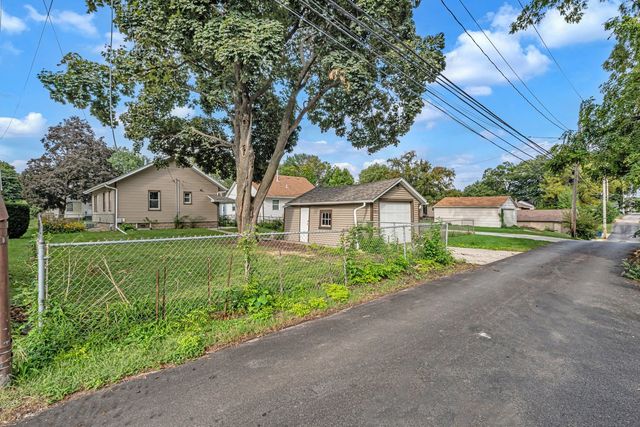 2817 Bellevue Avenue, Bettendorf, IA 52722