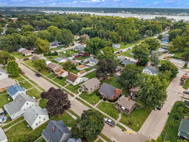 2817 Bellevue Avenue, Bettendorf, IA 52722