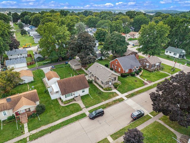 2817 Bellevue Avenue, Bettendorf, IA 52722