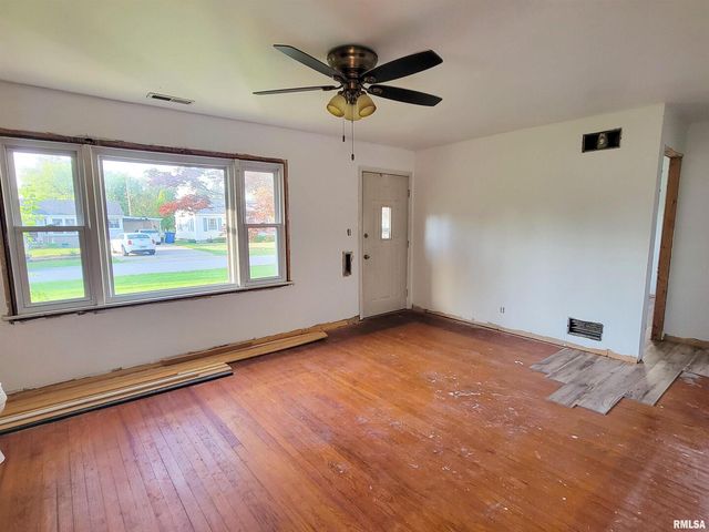 225 HICKORY Street, Flora, IL 62839