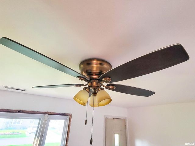 225 HICKORY Street, Flora, IL 62839