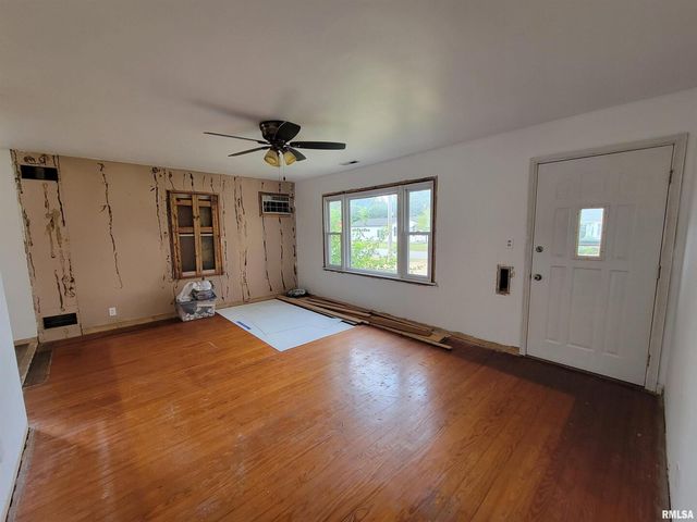 225 HICKORY Street, Flora, IL 62839