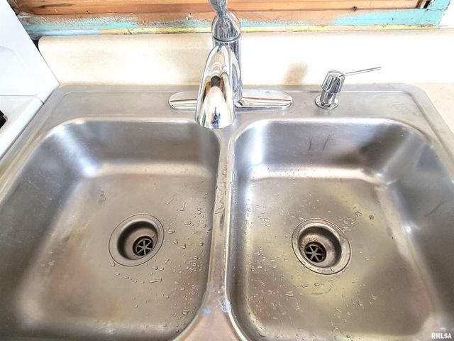 225 HICKORY Street, Flora, IL 62839