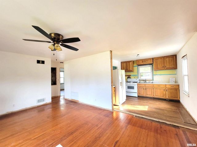 225 HICKORY Street, Flora, IL 62839