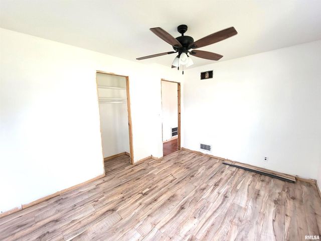 225 HICKORY Street, Flora, IL 62839