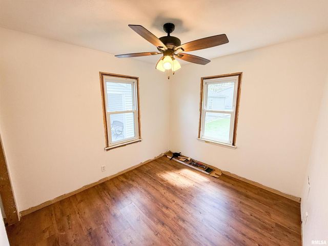 225 HICKORY Street, Flora, IL 62839