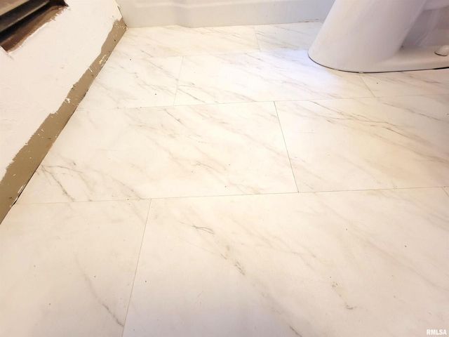 225 HICKORY Street, Flora, IL 62839