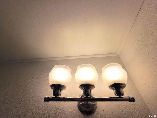 225 HICKORY Street, Flora, IL 62839