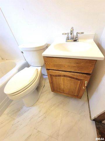 225 HICKORY Street, Flora, IL 62839