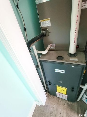 225 HICKORY Street, Flora, IL 62839