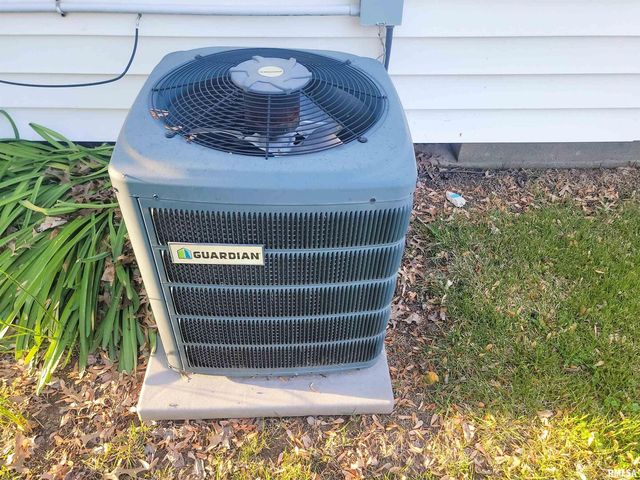 225 HICKORY Street, Flora, IL 62839