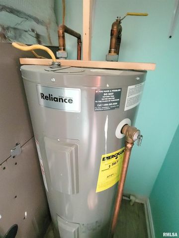 225 HICKORY Street, Flora, IL 62839