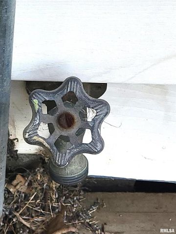 225 HICKORY Street, Flora, IL 62839