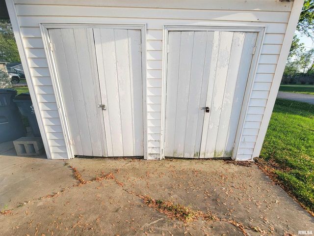 225 HICKORY Street, Flora, IL 62839