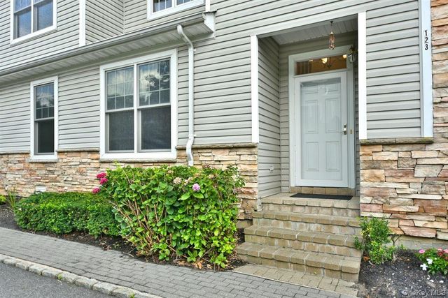 123 Links Court, Port Washington, NY 11050