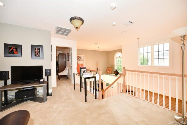 123 Links Court, Port Washington, NY 11050