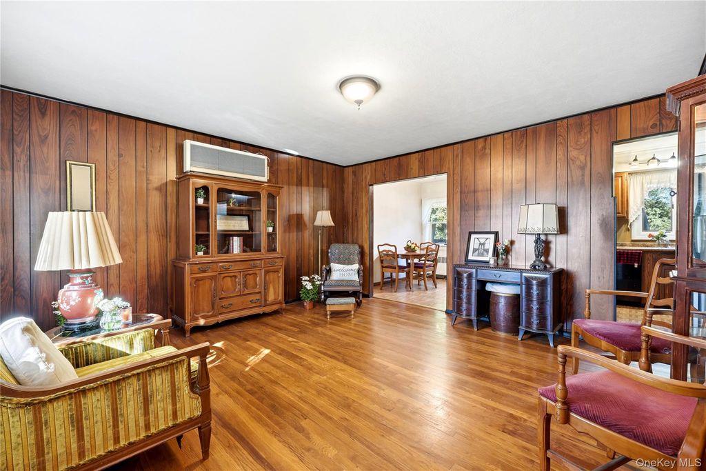 9 Stillwell Street, Huntington, NY 11743 — photo 3