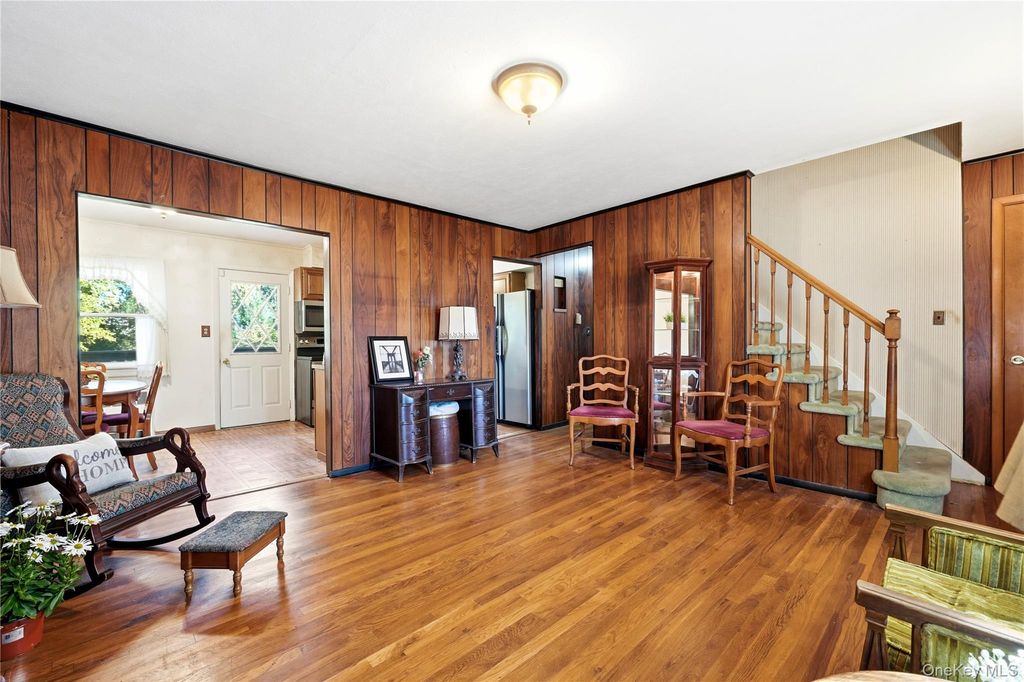 9 Stillwell Street, Huntington, NY 11743 — photo 4