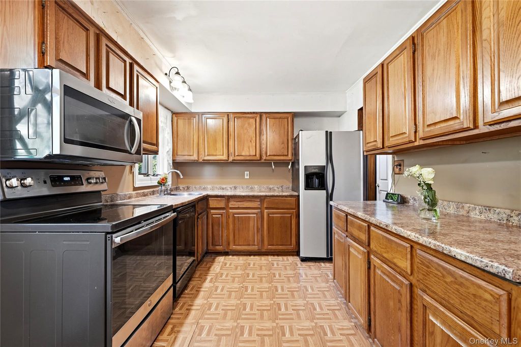 9 Stillwell Street, Huntington, NY 11743 — photo 5