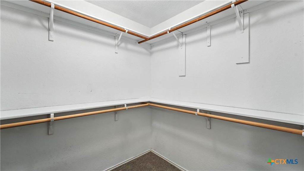Image 18 of property listing at 912 Bexley Drive, Seguin, TX 78155