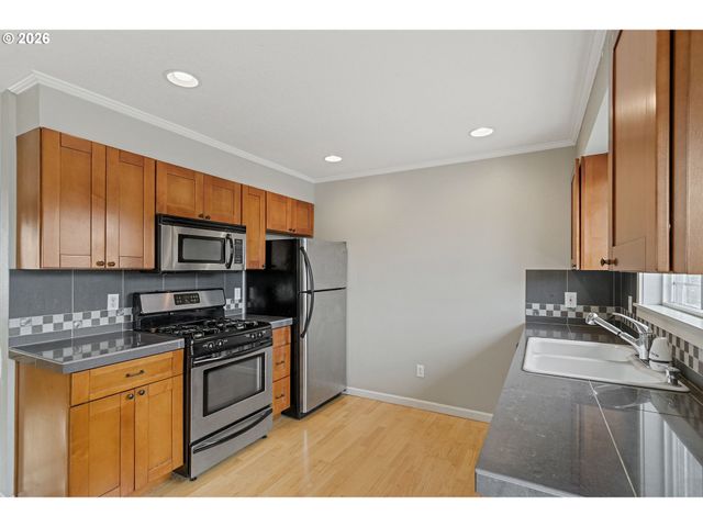 3925 Sw MULTNOMAH Blvd 201, Portland, OR 97219