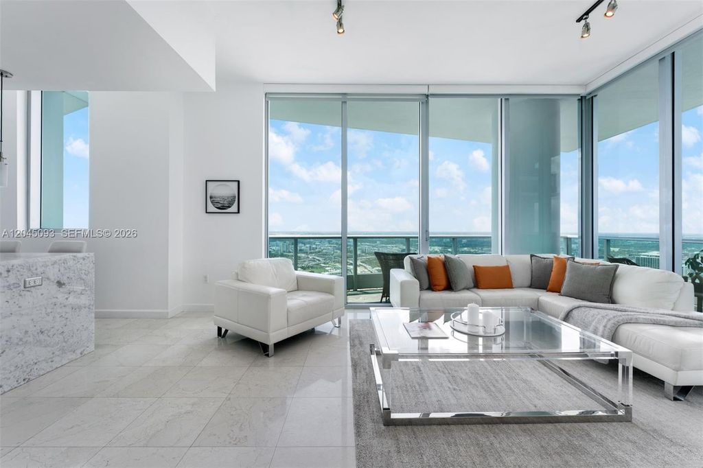 900 Biscayne Blvd 5812, Miami, FL 33132