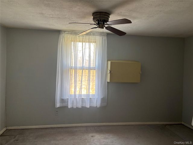 647 S Drury Lane, Rock Tavern, NY 12549