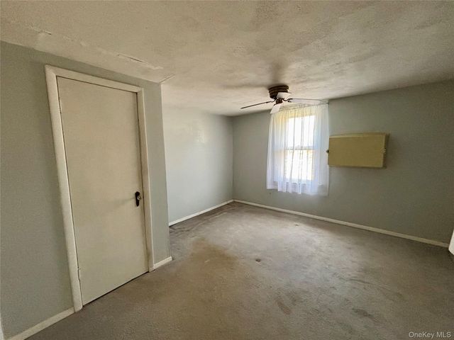 647 S Drury Lane, Rock Tavern, NY 12549