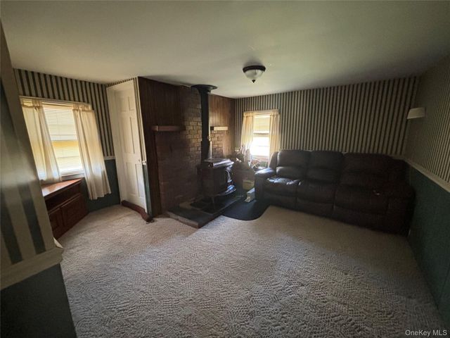 647 S Drury Lane, Rock Tavern, NY 12549