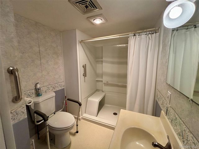 647 S Drury Lane, Rock Tavern, NY 12549