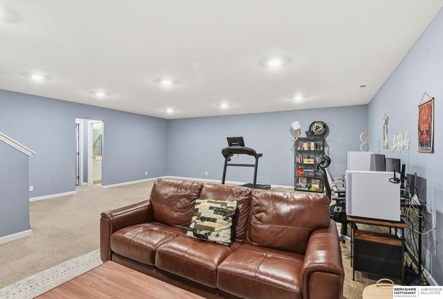 11003 Superior Drive, Papillion, NE 68046